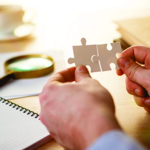 construyendo-exito-empresarial-manos-rompecabezas
